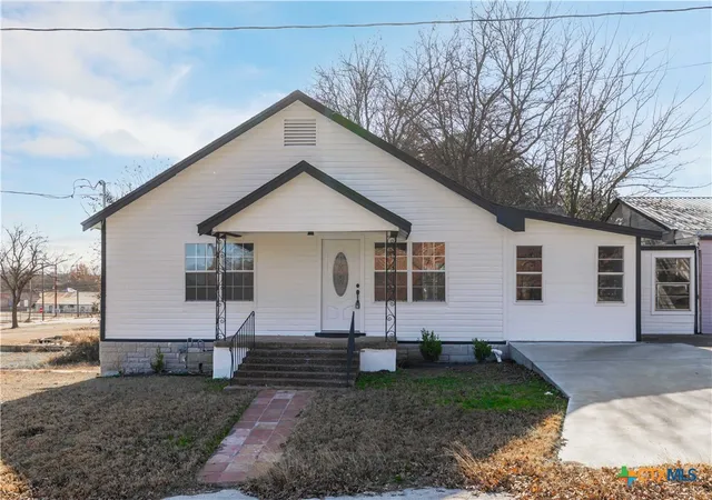 Homes for sale in Hamilton, TX | 104 E Whitney Street, Hamilton, TX 76531 | MLS# 600584