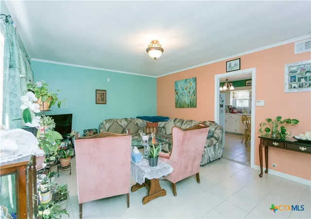 Photo 3 of Single family home for sale at 1404 E Warren Ave, Victoria, TX 77901 | MLS# 601541 | Listing updated on 2026-01-10