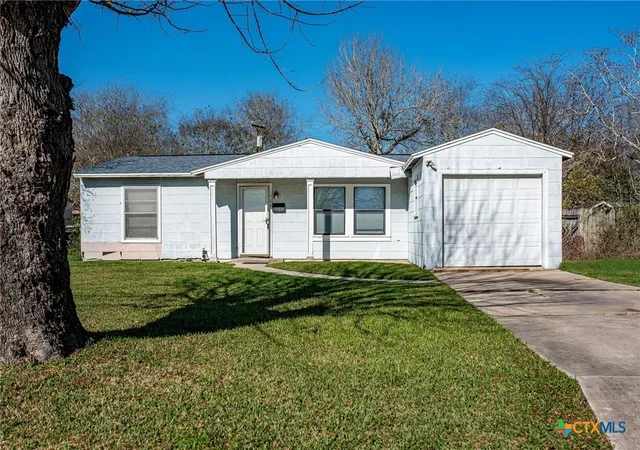 Photo 2 of Single family home for sale at 109 Massanet St, Port Lavaca, TX 77979 | MLS# 601862 | Listing updated on 2026-06-30