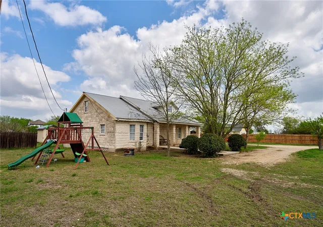 4th image of 1085 Garrett Trl, Maxwell, TX 78656 | MLS# 602110