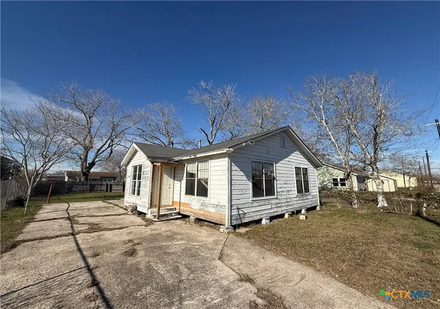2nd image of 731 W Live Oak St, Port Lavaca, TX 77979 | MLS# 603021