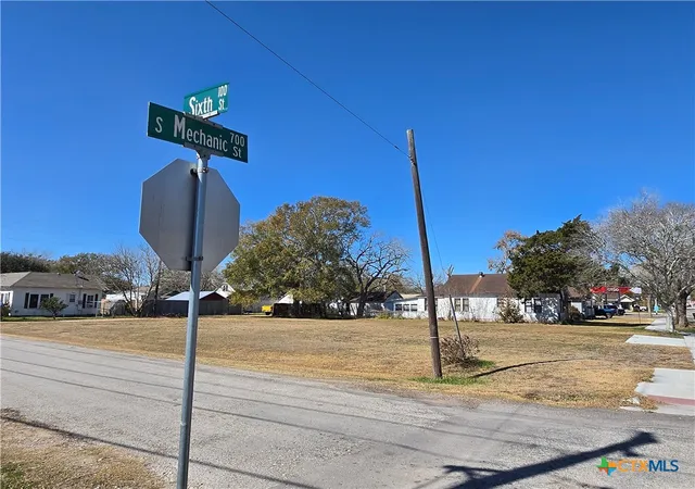4th image of 612 S Mechanic St, El Campo, TX 77437 | MLS# 603836