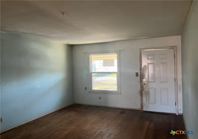 3rd image of 806 E Polk Ave, Victoria, TX 77901 | MLS# 604854