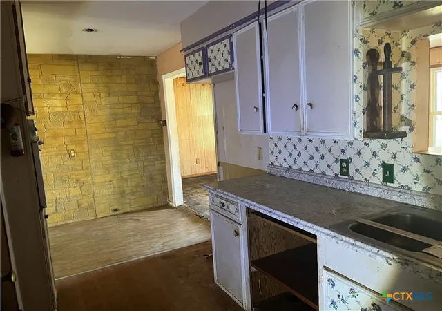 4th image of 806 E Polk Ave, Victoria, TX 77901 | MLS# 604854