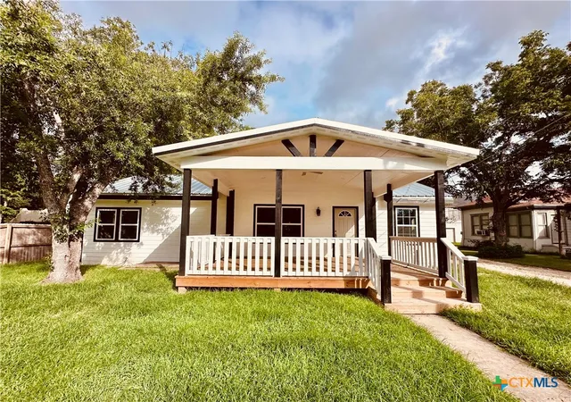 Homes for sale in Cuero, TX | 1008 Gonzales St, Cuero, TX 77954 | MLS# 602268