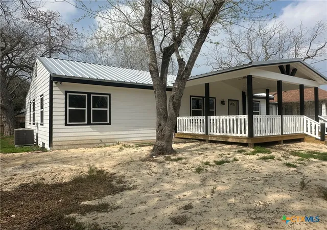Homes for sale in Cuero, TX | 1008 Gonzales St, Cuero, TX 77954 | MLS# 602268