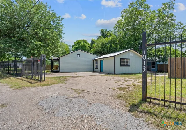 Photo 3 of Single family home for sale at 1013 N Colorado St, Lockhart, TX 78644 | MLS# 600585 | Listing updated on 2026-07-21