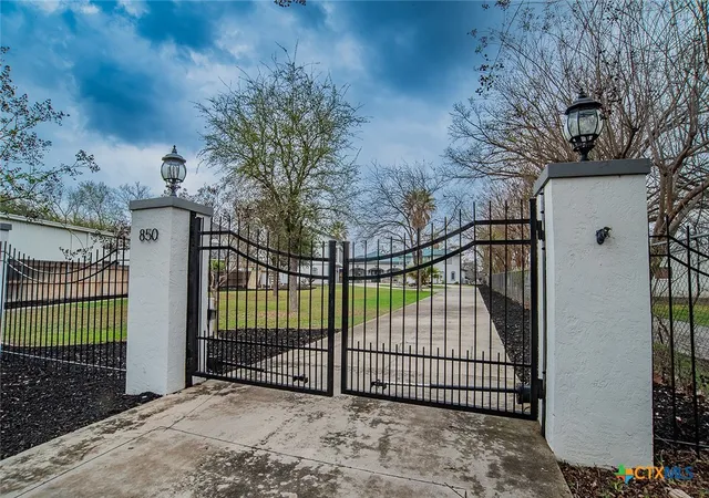 3rd image of 850 Lakeview Trl, Mc Queeney, TX 78123 | MLS# 606099