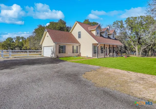 Homes for sale in Floresville, TX | 1561 County Road 320, Floresville, TX 78114 | MLS# 606647