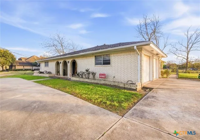 Homes for sale in Victoria, TX | 911 W Constitution St, Victoria, TX 77901 | MLS# 607193