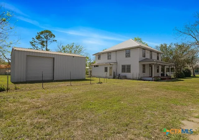 Photo 3 of Single family home for sale at 205 Hubbard St, Yoakum, TX 77995 | MLS# 608485 | Listing updated on 2026-07-29