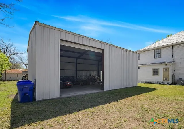 Photo 4 of Single family home for sale at 205 Hubbard St, Yoakum, TX 77995 | MLS# 608485 | Listing updated on 2026-07-29