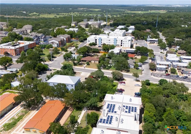 2nd image of 1013 Chestnut St, San Marcos, TX 78666