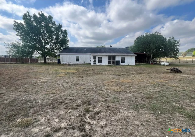 Photo 2 of Single family home for sale at 624 Crest Cir Dr, San Marcos, TX 78666 | MLS# 609215 | Listing updated on 2026-05-07
