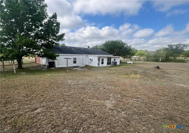 Photo 3 of Single family home for sale at 624 Crest Cir Dr, San Marcos, TX 78666 | MLS# 609215 | Listing updated on 2026-05-07