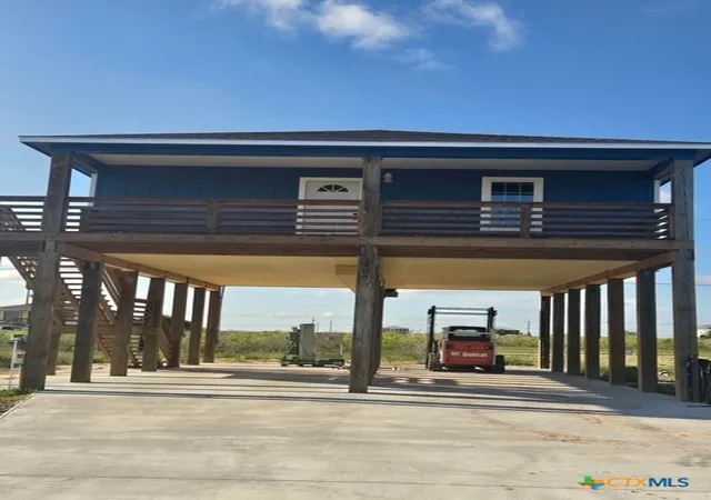 Homes for sale in Rockport, TX | 408 W Royal Oak Ln, Rockport, TX 78382 | MLS# 609000