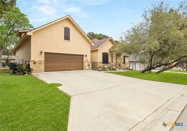 2nd image of 820 Mission Hills Dr, New Braunfels, TX 78130 | MLS# 609325