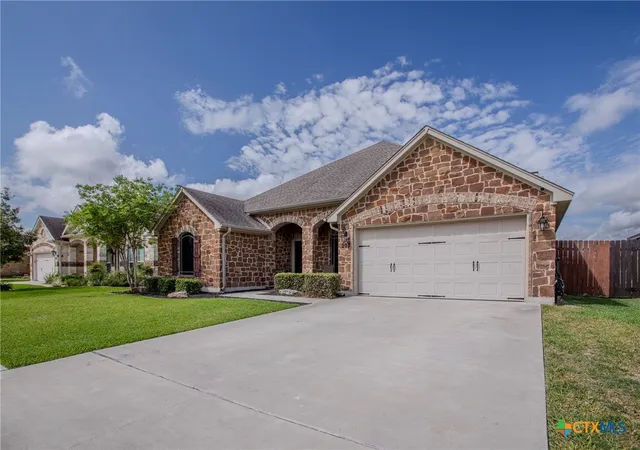 Photo 2 of Single family home for sale at 207 Brushy Crk, Victoria, TX 77904 | MLS# 610251 | Listing updated on 2026-07-23