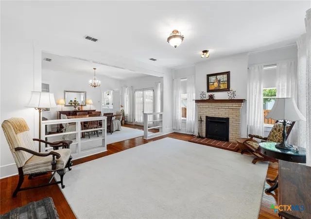 Photo 3 of Single family home for sale at 810 E University Ave, Georgetown, TX 78626 | MLS# 610780 | Listing updated on 2026-06-16