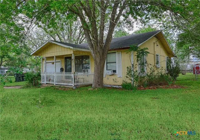 Homes for sale in Moulton, TX | 405 W Live Oak St, Moulton, TX 77975 | MLS# 610957