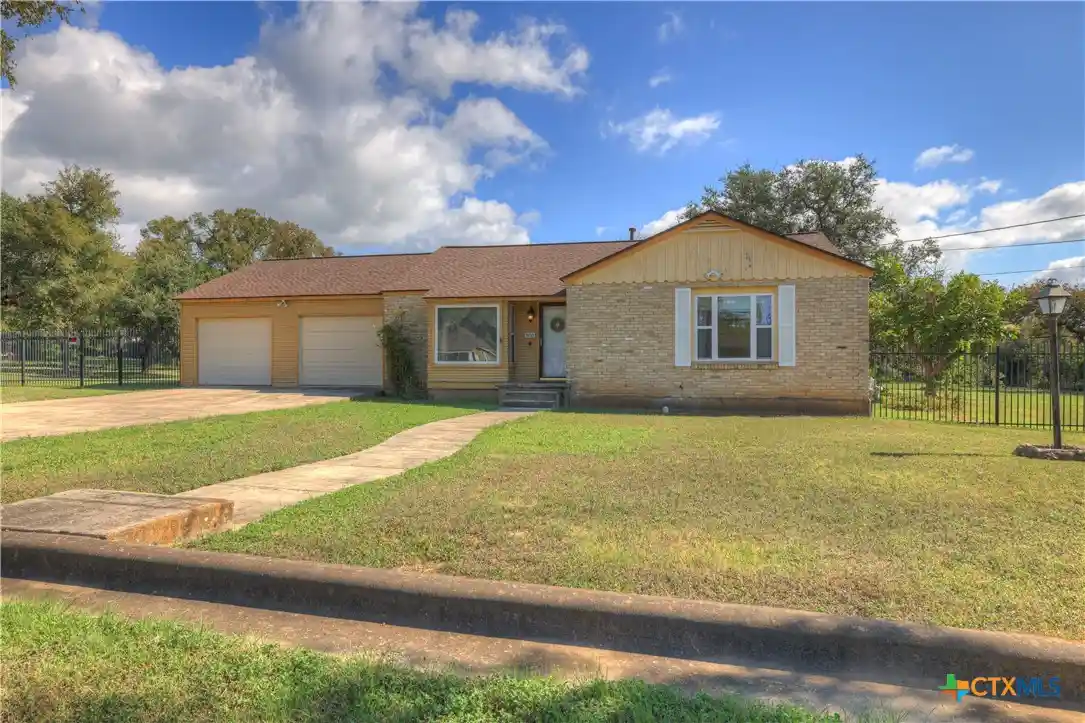 Photo 1 of Single family home for sale at 800 N Bishop St, San Marcos, TX 78666 | MLS# 607877 | Listing updated on 2026-10-28