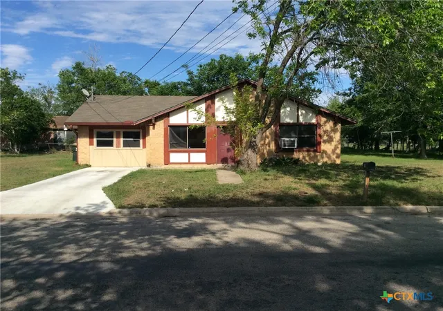 2nd image of 606 Woodworth St, Cuero, TX 77954 | MLS# 610781