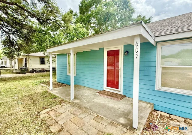 3rd image of 607 S East St, Edna, TX 77957 | MLS# 611050