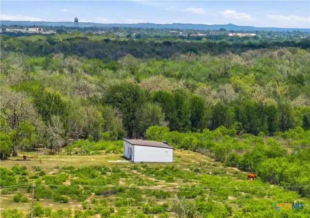 Homes for sale in Luling, TX | 950 Highsmith Rd, Luling, TX 78648 | MLS# 611191