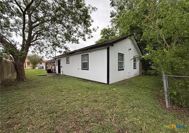 3rd image of 223 N Benavides St #B, Port Lavaca, TX 77979 | MLS# 611436