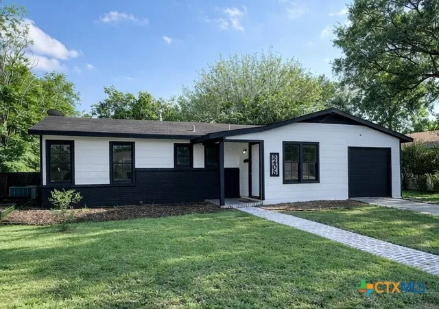 1st image of 2405 E Mimosa Ave, Victoria, TX 77901 | MLS# 611752