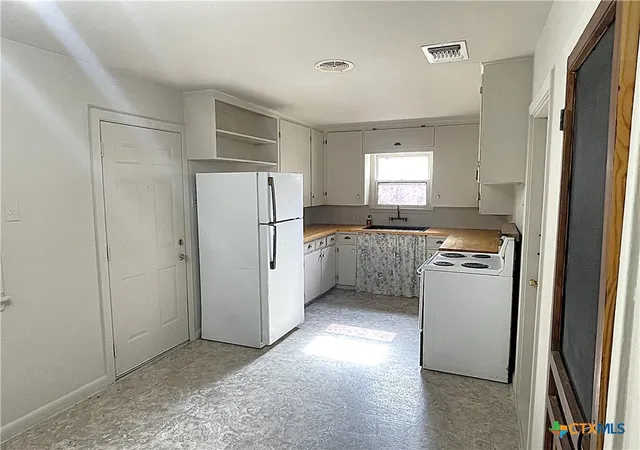 5th image of 2405 E Mimosa Ave, Victoria, TX 77901 | MLS# 611752