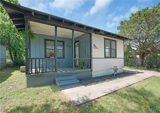 Homes for sale in Lampasas, TX | 1210 Cloud St, Lampasas, TX 76550 | MLS# 611992