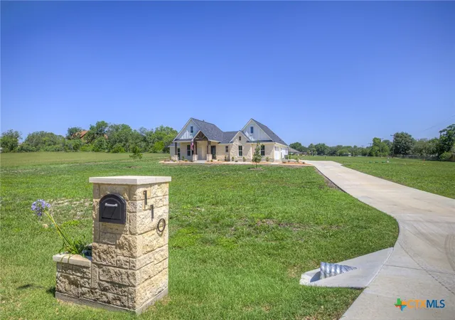 2nd image of 110 Lake Village Rd, Seguin, TX 78155 | MLS# 612401