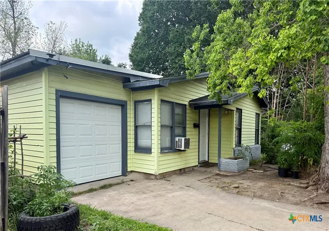 Homes for sale in Victoria, TX | 1604 E Mistletoe Ave, Victoria, TX 77901 | MLS# 612409