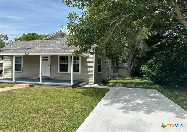 Homes for sale in Flatonia, TX | 113 N Middle St, Flatonia, TX 78941 | MLS# 611549