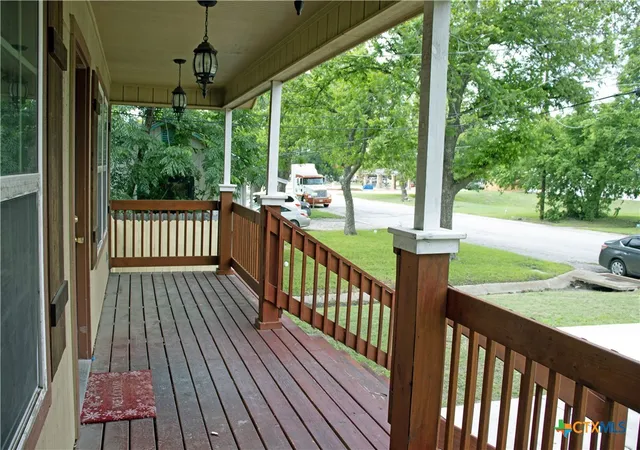 Photo 3 of Single family home for sale at 633 S Commerce St, Lockhart, TX 78644 | MLS# 612462 | Listing updated on 2026-09-23