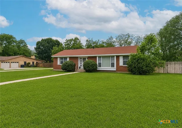 1st image of 908 S Laurel Ave, Luling, TX 78648 | MLS# 612541