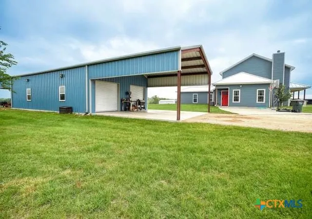 Homes for sale in Flatonia, TX | 1345 E Old Hallettsville Rd, Flatonia, TX 78941 | MLS# 612572