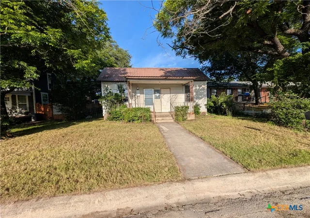 Homes for sale in Lampasas, TX | 104 N Walnut St, Lampasas, TX 76550 | MLS# 613207