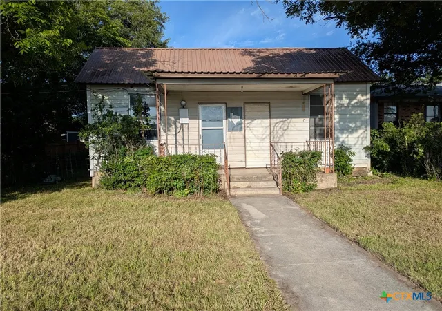 Homes for sale in Lampasas, TX | 104 N Walnut St, Lampasas, TX 76550 | MLS# 613207