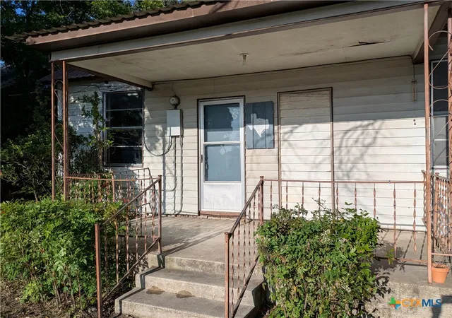 Homes for sale in Lampasas, TX | 104 N Walnut St, Lampasas, TX 76550 | MLS# 613207