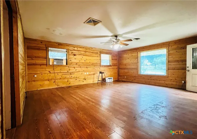 Photo 4 of Single family home for sale at 305 Yale St, Cameron, TX 76520 | MLS# 613292 | Listing updated on 2026-06-18