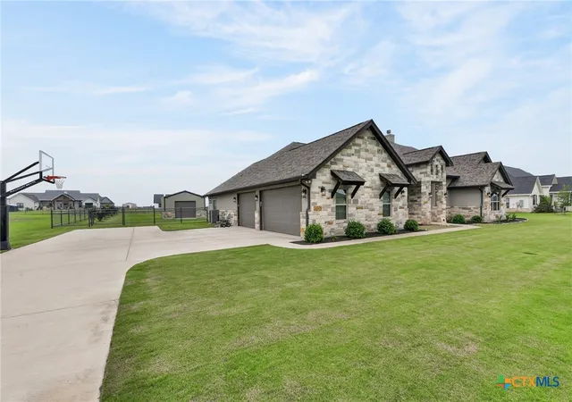 Photo 3 of Single family home for sale at 412 Farmstead Dr, Seguin, TX 78155 | MLS# 613396 | Listing updated on 2026-10-01