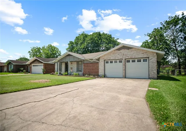 2nd image of 519 Travis St, Port Lavaca, TX 77979 | MLS# 613273