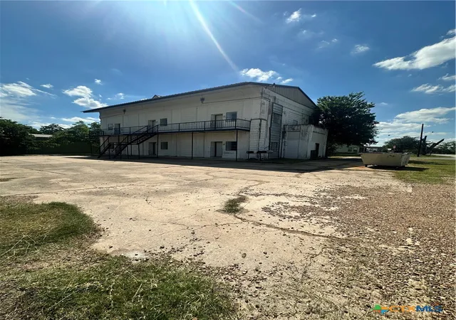 Homes for sale in Yoakum, TX | 1010 Nelson, Yoakum, TX 77995 | MLS# 614270