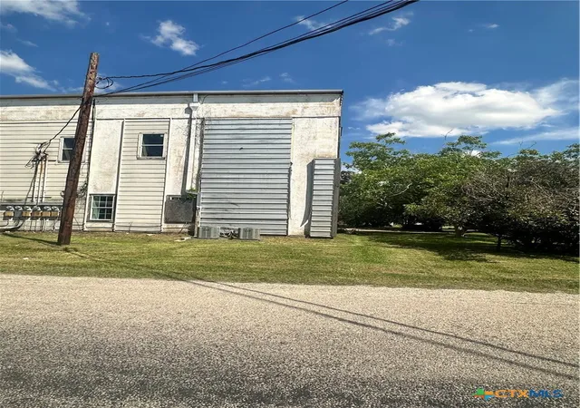Homes for sale in Yoakum, TX | 1010 Nelson, Yoakum, TX 77995 | MLS# 614270