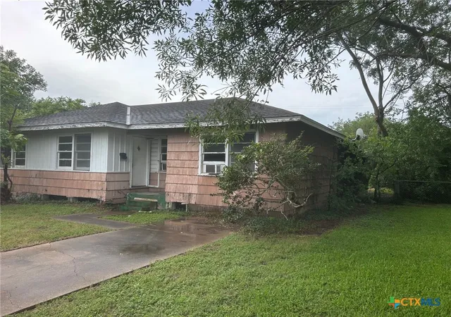 2nd image of 903 E Mistletoe Ave, Victoria, TX 77901 | MLS# 614356