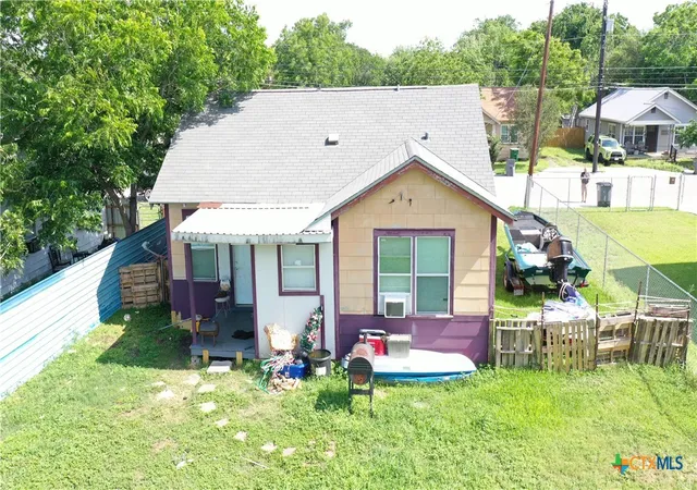 2nd image of 1003 E San Antonio St, Victoria, TX 77901 | MLS# 614663