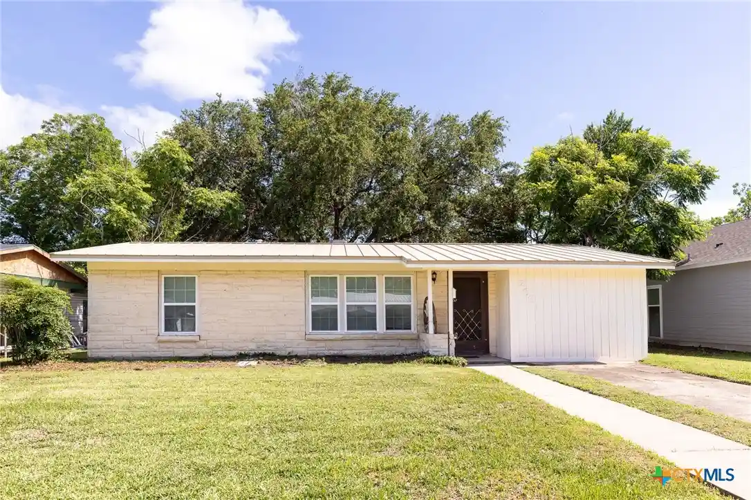 Photo 1 of Single family home for sale at 2001 E Rosebud Ave, Victoria, TX 77901 | MLS# 614696 | Listing updated on 2026-10-08