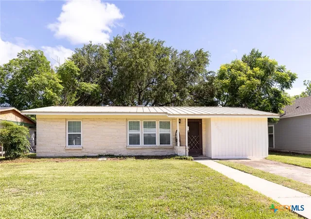 1st image of 2001 E Rosebud Ave, Victoria, TX 77901 | MLS# 614696